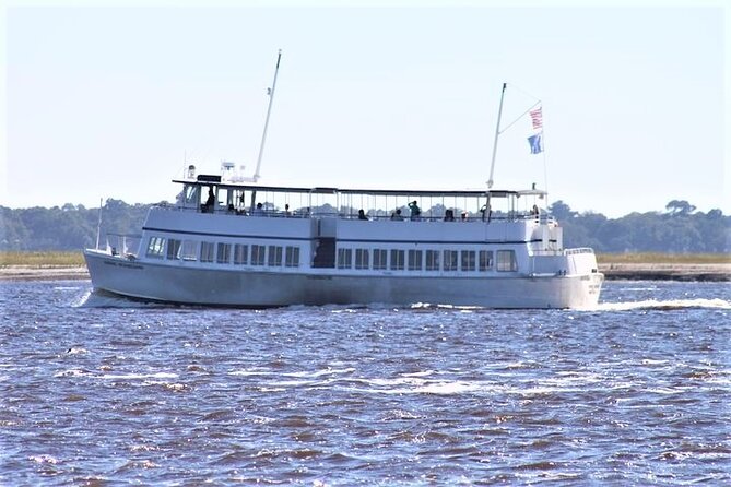 1.5-Hour Charleston Harbor Cruise with Live Narration - The live guide factor: how the narration shapes the whole trip