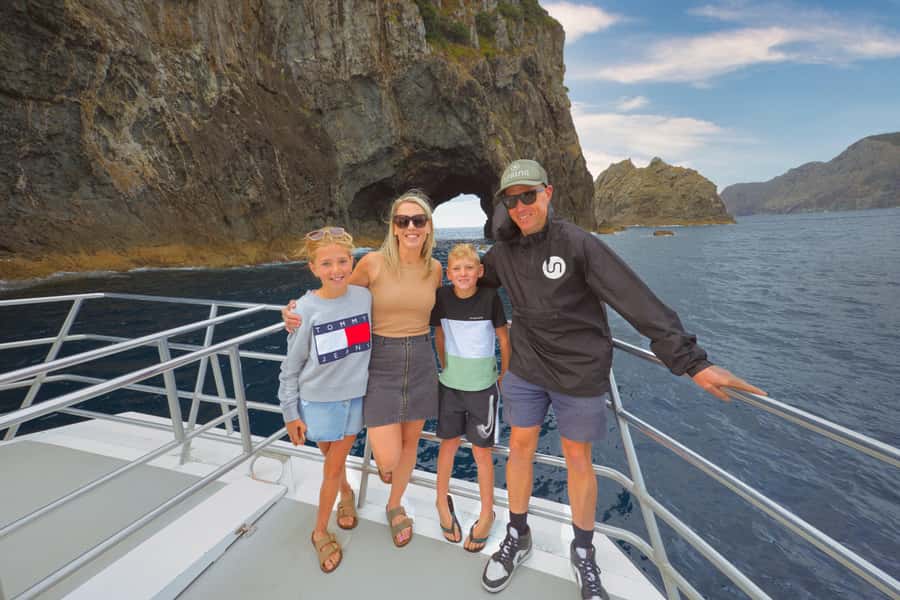 Bay of Islands: Discover the Bay Cruise with Island Lunch - Bay of Islands in 4.5 hours: what this cruise does well