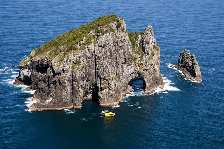 Bay of Islands: Discover the Bay Cruise with Island Lunch - Boarding at Paihia Wharf: the power cat setup and the tone of the trip