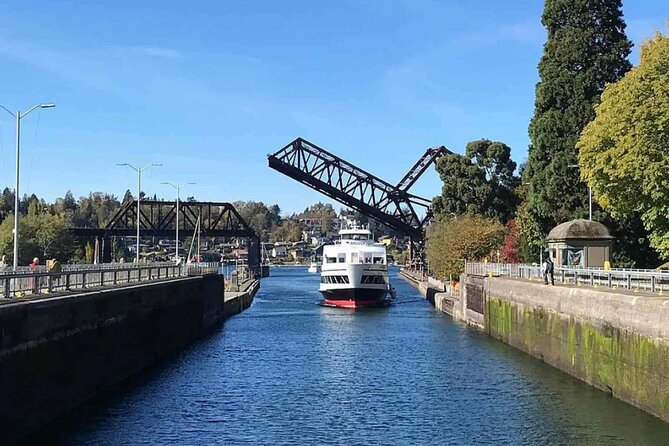 City Sightseeing Seattle HOHO Bus and Locks or Harbour Cruise - The “phone guide” part: Arnocular XR on the move