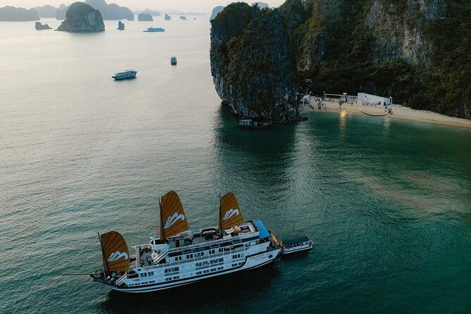 Emeraude Cruise 2 days 1 night Ha Long Bay Tour - Brunch and the return pass: see more without extra effort