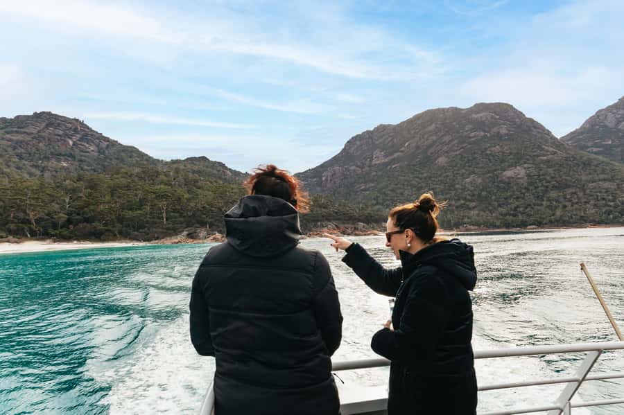 From Coles Bay: Wineglass Bay Cruise with Lunch - Lunch on the water: the Ploughman’s boxed meal and the bar setup