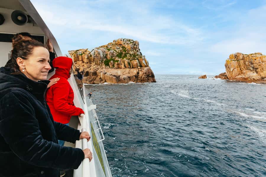 From Coles Bay: Wineglass Bay Cruise with Lunch - Getting on board: Schouten Passage II, Vista Lounge, and Sky Lounge choices