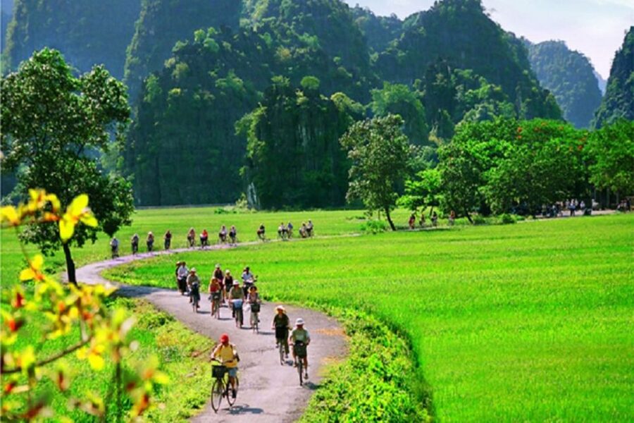 From Hanoi: 2-Day Ninh Binh Tour with Ha Long Bay Cruise - Day 2: the full Halong Bay day with Sung Sot and Luon