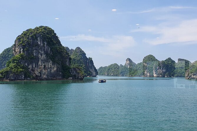 Ha Long Bay Cruise Day Tour - Cave, Kayaking, Swimming & Lunch - Luon Cave kayaking (or bamboo boat): your most active moment