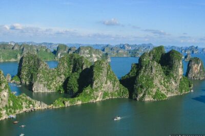 Halong Bay Cruise One Day Tour - Boarding the wooden junk: cruise views plus lunch in motion