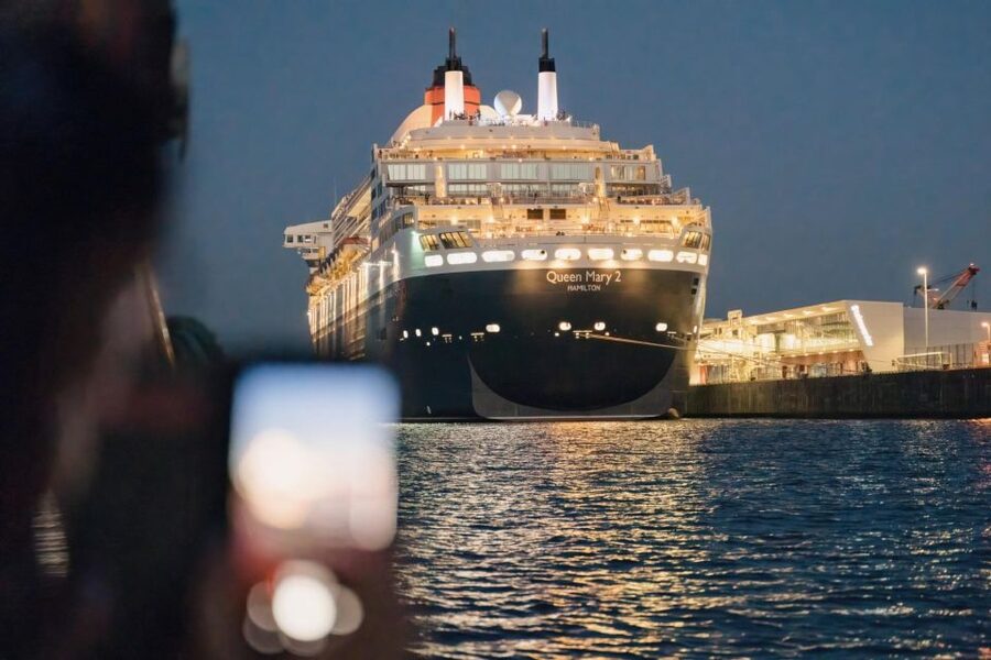 Hamburg: 1.5-Hour Evening Lights Harbour Cruise on a Ship - Hamburg After Dark: Why This Harbor Cruise Works