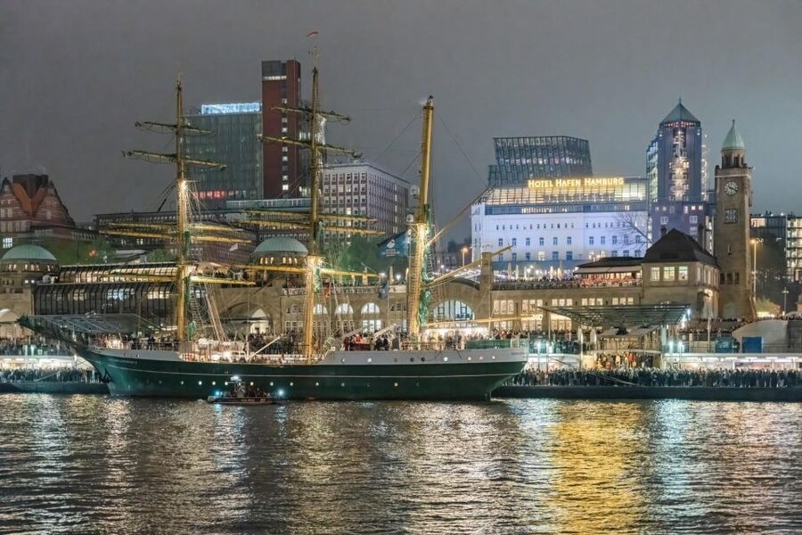 Hamburg: 1.5-Hour Evening Lights Harbour Cruise on a Ship - Onboard Comfort: Sundeck, Bar, and Snack Stops