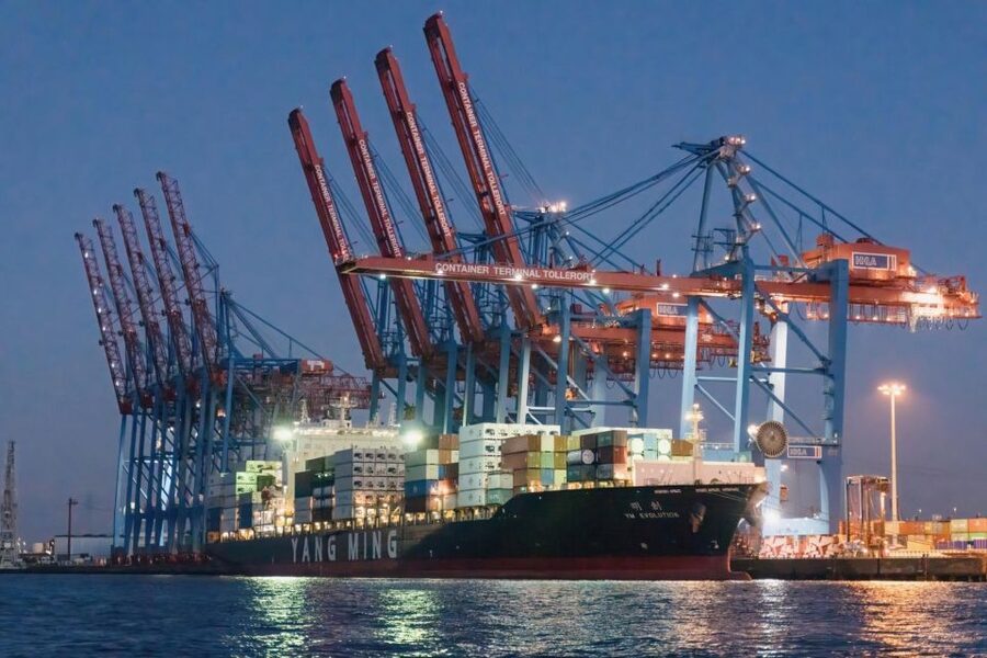 Hamburg: 1.5-Hour Evening Lights Harbour Cruise on a Ship - Pier 3 and Landing Stages: Getting on Board Without Stress