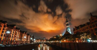 Hamburg: 90-Minute Evening Lights Harbor Cruise - Landungsbrücken meeting point: quick start, clear plan