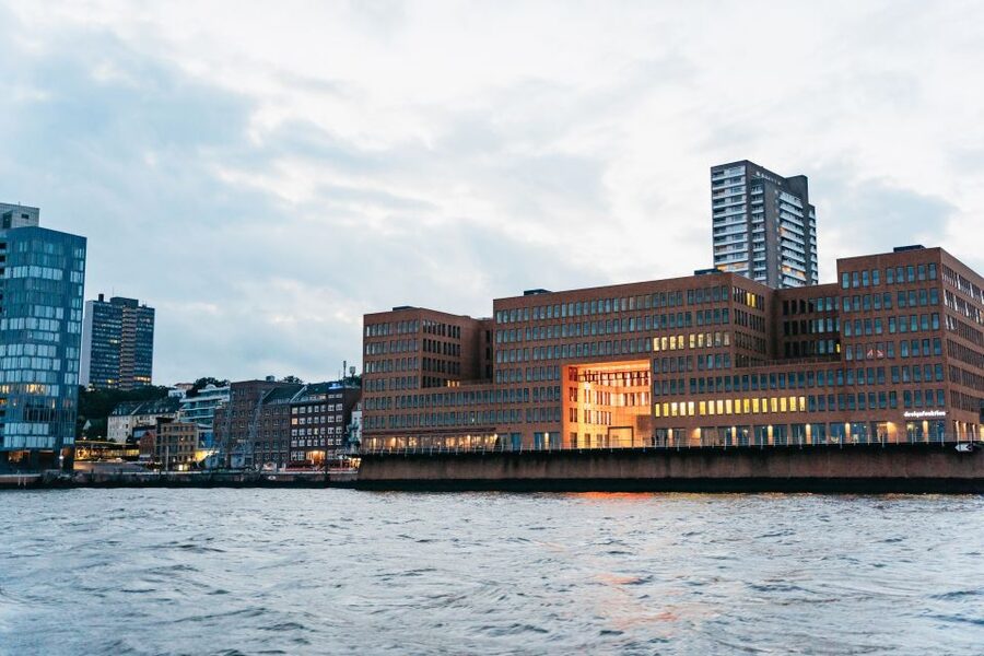 Hamburg: 90-Minute Evening Lights Harbor Cruise - Live captain commentary: better than a fixed script
