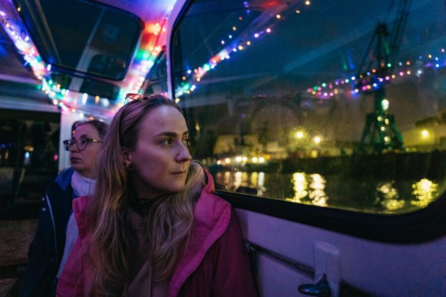 Hamburg: 90-Minute Evening Lights Harbor Cruise - Rain, cold, and where you should sit