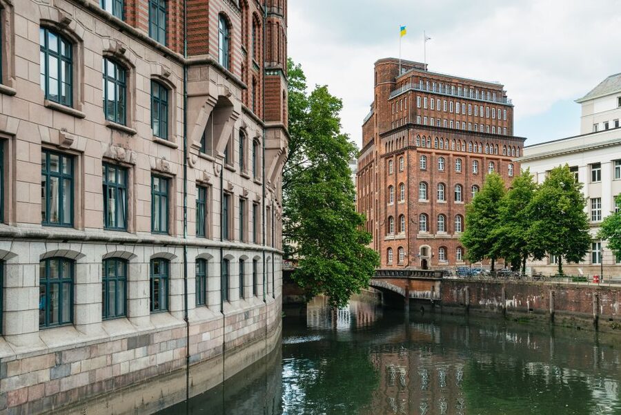Hamburg: Hop-On Hop-Off Bus with Alster or Harbor Cruise - The water part: harbor cruise from St. Pauli piers or the Alster lake tour