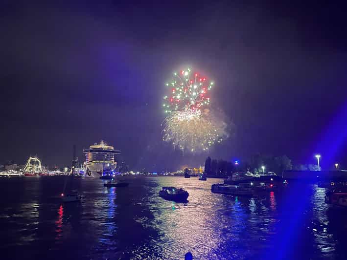 Hamburg: New Years Eve Harbour Cruise - Meeting at Landungsbrücken: Bridge 10 at 22:15 is the whole game