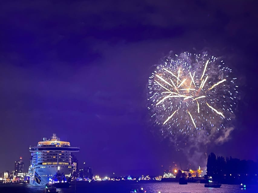 Hamburg: New Years Eve Harbour Cruise - What’s included on board: Prosecco, the bar atmosphere, and the views