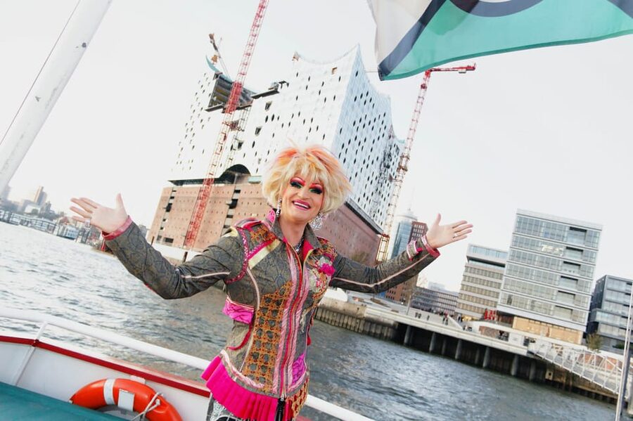 Hamburg: Party Harbor Cruise with Olivia Jones - The included Landratten-Likör and why it works