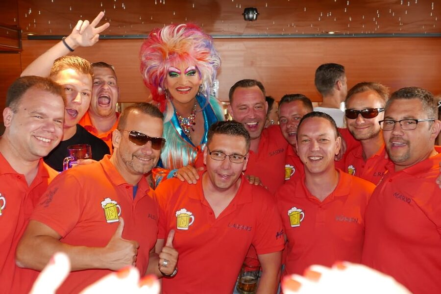 Hamburg: Party Harbor Cruise with Olivia Jones - Music, rock, sing-along: what the onboard atmosphere feels like