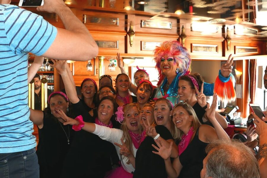 Hamburg: Party Harbor Cruise with Olivia Jones - The 90-minute format: a short party with a strong payoff