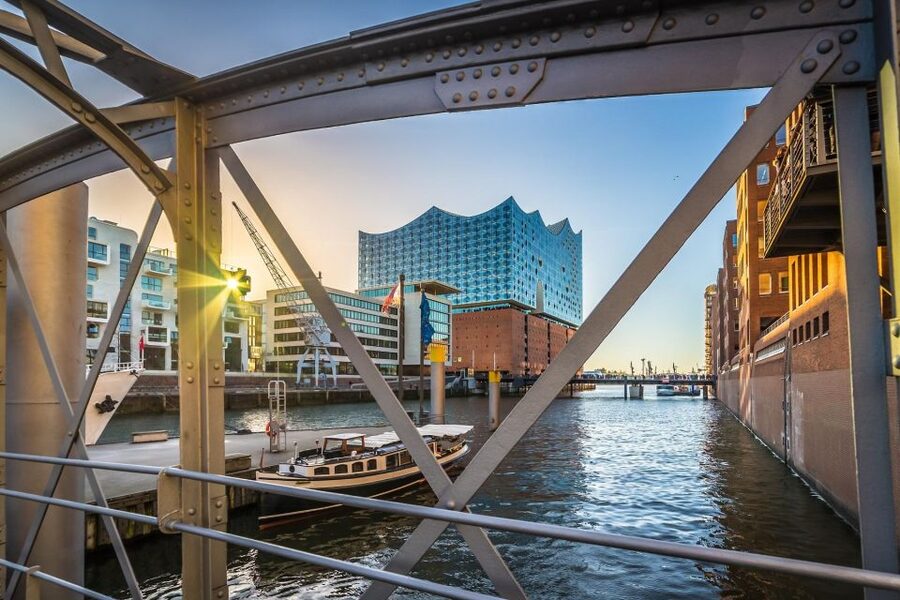 Hamburgs Highlights: Harbor Cruise & Reeperbahn Walking Tour - Value for money: getting two guided experiences plus drinks