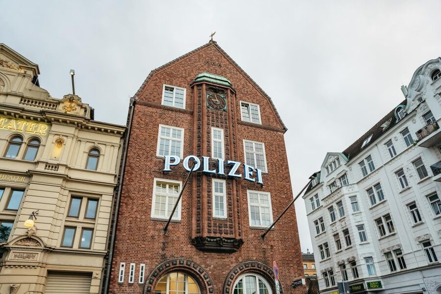 Hamburgs Highlights: Harbor Cruise & Reeperbahn Walking Tour - The Reeperbahn walk: where to meet and how night timing works
