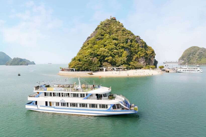 Hanoi: 5-Star Halong Bay Cruise with Lunch, Jacuzzi & Party - Sung Sot Cave on Bo Hon Island: stalactites, stairs, and timing