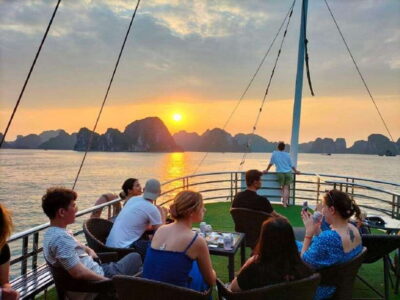 Hanoi: Full-Day Halong Bay Cruise with Kayak, Caves & Lunch - Onboard the 5-Star Cruise: Meals and a Guide Who Keeps Things Moving
