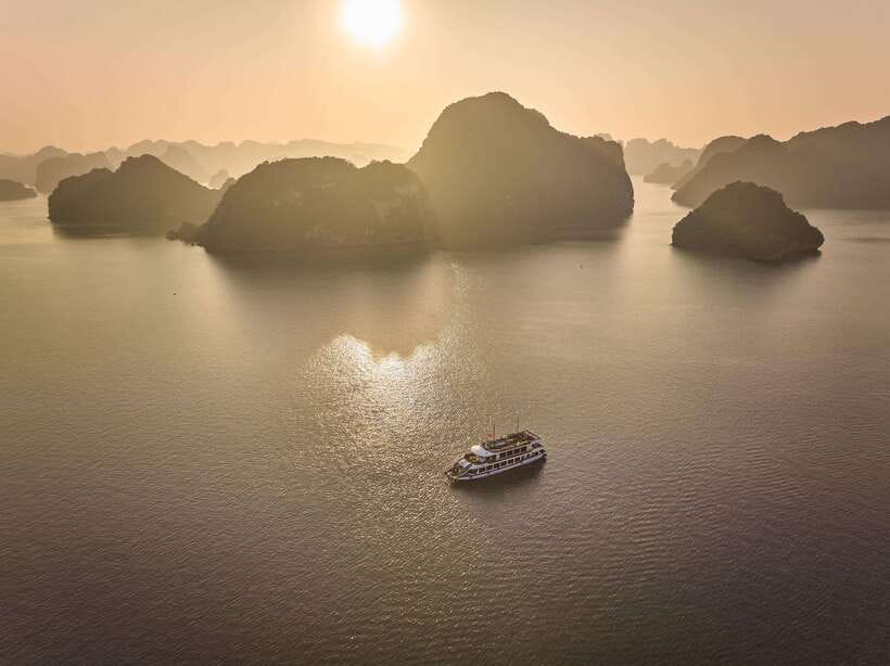 Hanoi: Halong Bay Cruise, Amazing Cave, Titov Island & Kayak - Welcome drink, buffet lunch, and the seafood reality check