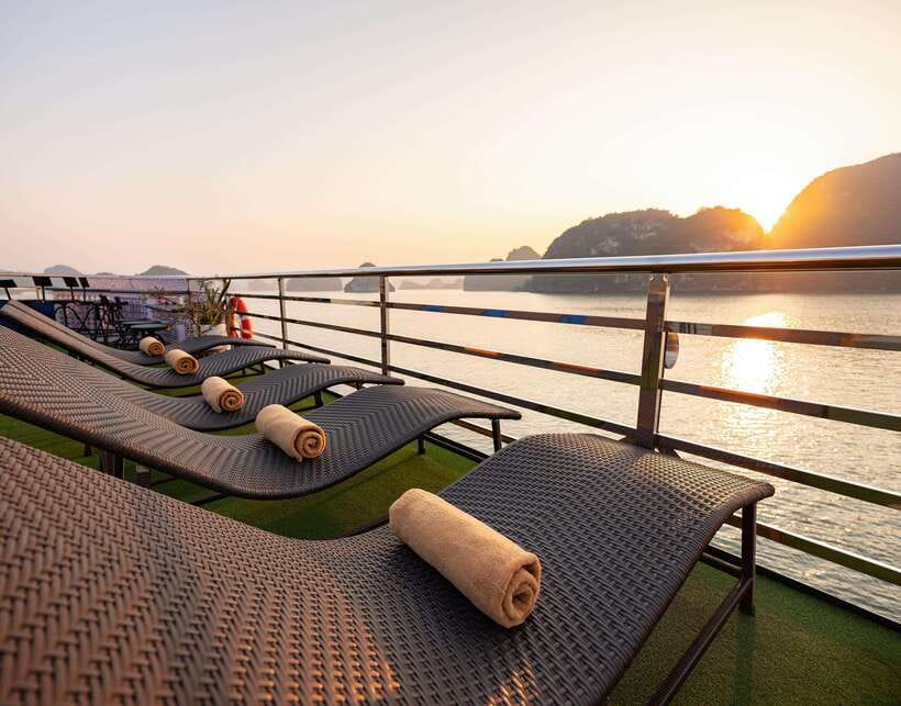 Hanoi: Halong Bay Cruise, Amazing Cave, Titov Island & Kayak - Sunset party on the return: how to make the final hour feel special
