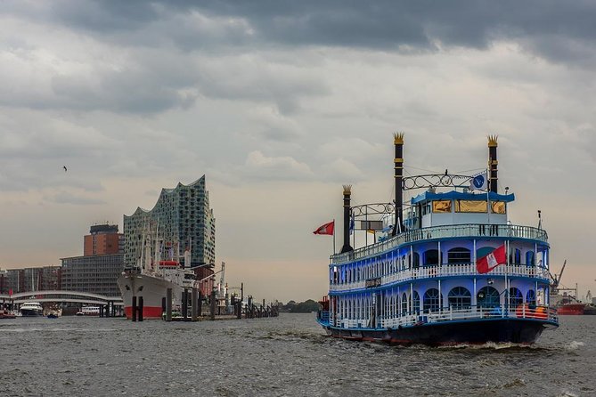 Harbor cruise on the beautiful Elbe - Speicherstadt from the water: seeing UNESCO without the crowd math