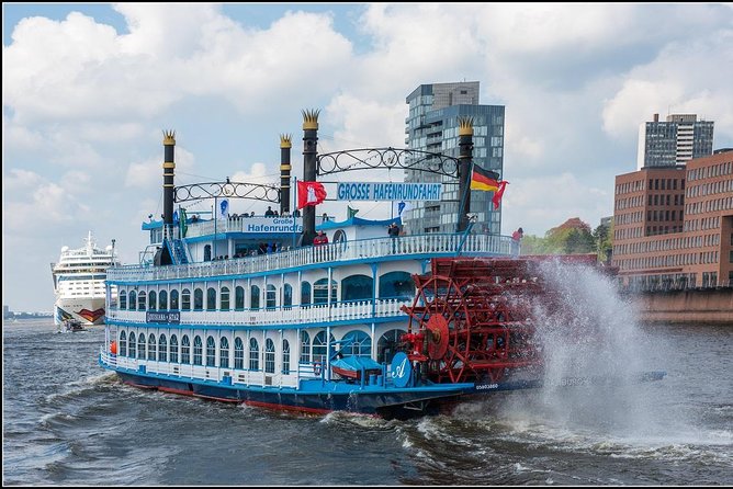 Harbor cruise on the beautiful Elbe - Boat comfort and weather: what to pack for 1 hour on the Elbe