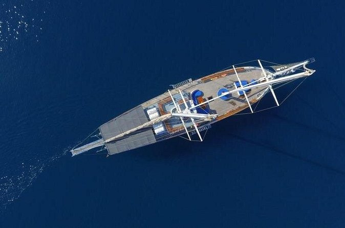 Hera 3 Bay Cruise including the Blue Lagoon - Comfort on the water: crowding, space, and the one odd incident
