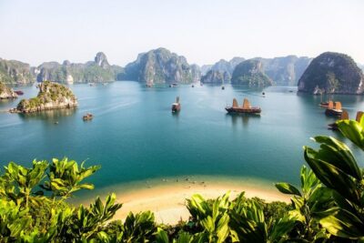 New Cruise Ha Long - CATAMARAN PREMIUM - Stop 1: Dark and Bright Cave with kayaking or bamboo boat
