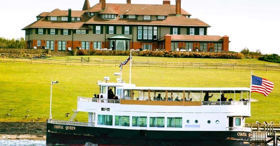 Newport, Rhode Island: Scenic Narragansett Bay Cruise - The bar and drink setup: what’s available onboard