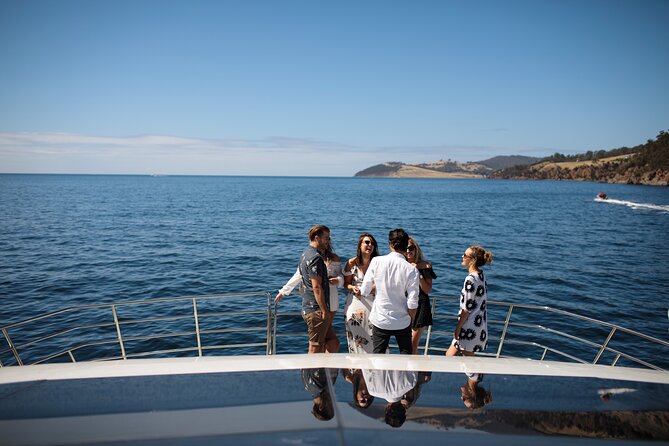 Peppermint Bay Cruise & Lunch - Catamaran cruise on the Derwent: the views that unfold by themselves