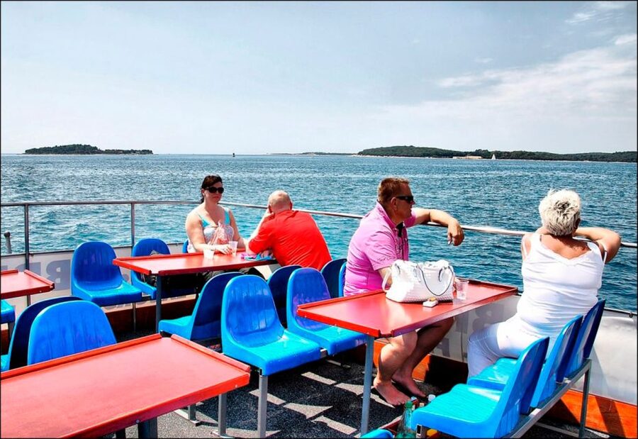 Pula: Harbor Cruise with unlimited Drinks - Onboard Comfort: Hot Plastic Seats and the Drinks Setup