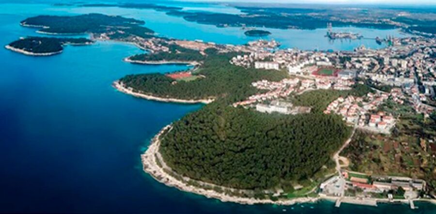 Pula: Harbor Cruise with unlimited Drinks - Between Sights: Monuments, a Military Base, and the Changing Coastline