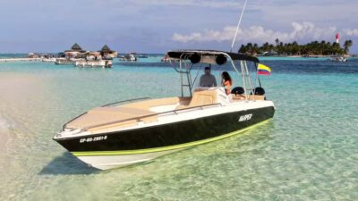 San Andres: Private San Andres Bay Tour by Luxury Speedboat - Meeting at Muelle de la Policía: Fast Setup and Clear Crew Energy