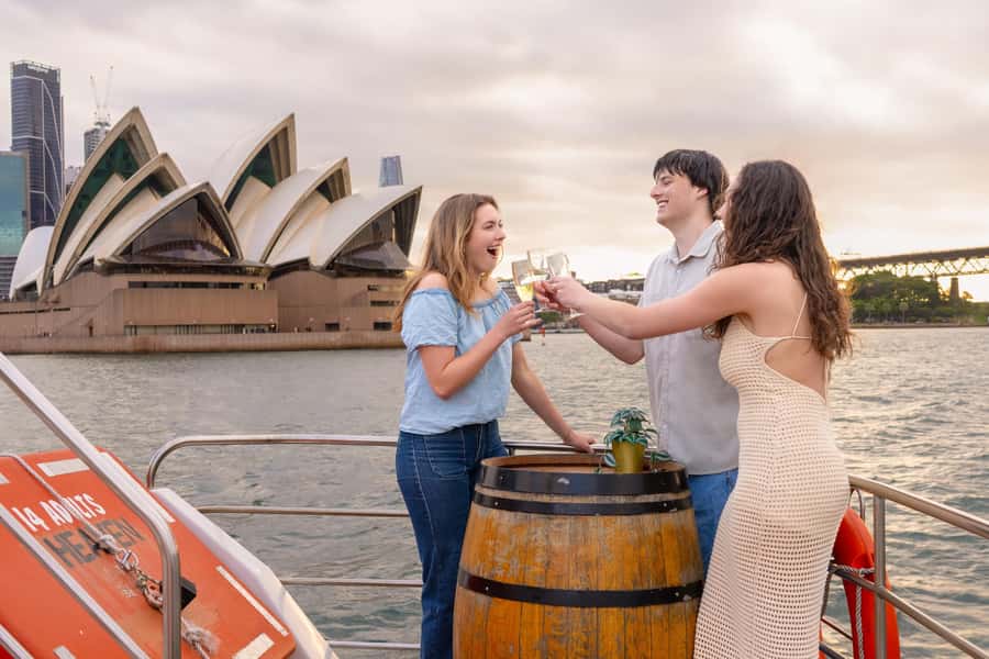 Sydney: Golden Glow Sunset Harbour Cruise with 1 Drink - Landmark viewing: what to look for as the harbour lights up